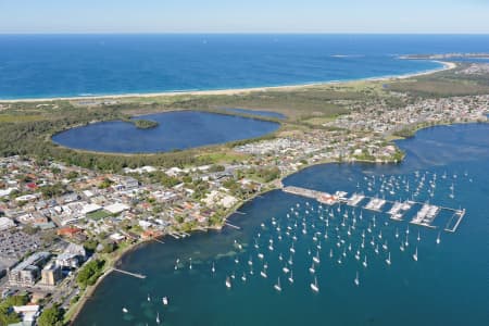 Aerial Image of LAKE MACQUARIE YACHT CLUB LOOKING SOUTH-EAST