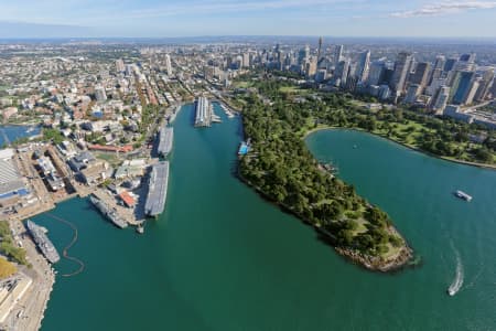 Aerial Image of ROYAL BOTANIC GARDENS LOOKING SOUTH-WEST TO SYDNEY CBD