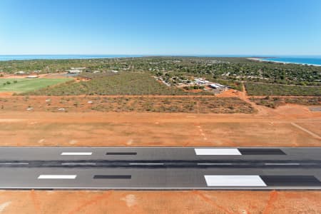 Aerial Image of BROOME AIRPORT RUNWAY 10, LOOKING SOUTH