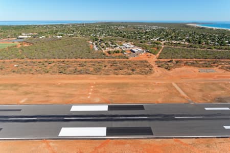 Aerial Image of BROOME AIRPORT RUNWAY 10, LOOKING SOUTH