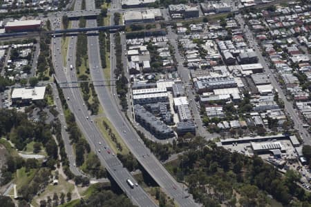 Aerial Image of CLIFTON HILL LOOKING WEST UP ALEXANDRA PARADE.