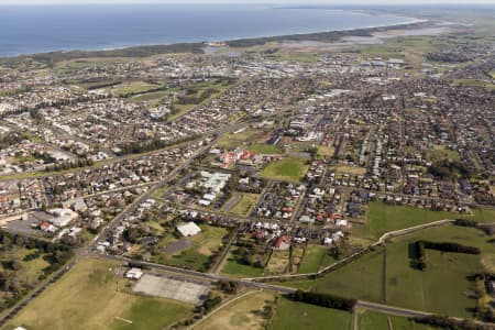 Aerial Image of WARNAMBOOL LOOKING WEST