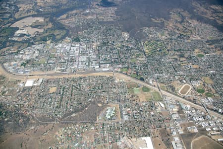 Aerial Image of EAST ALBURY LOOKING WEST.