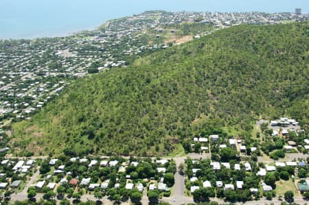 Aerial Image of WEST END AND CASTLE HILL TO KISSING POINT.