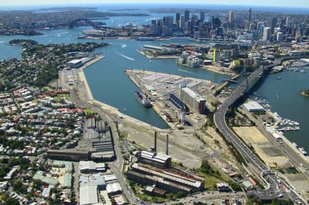 Aerial Image of LOOKING NORTH EAST FROM WHITE BAY IN ROZELLE.