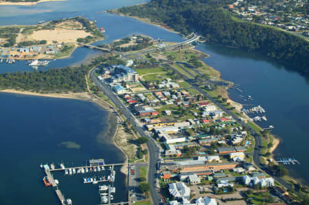 Aerial Image of LAKES ENTRANCE.