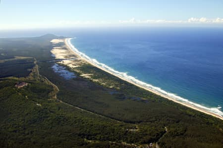 Aerial Image of CRESCENT  HEAD TO HAT HEAD