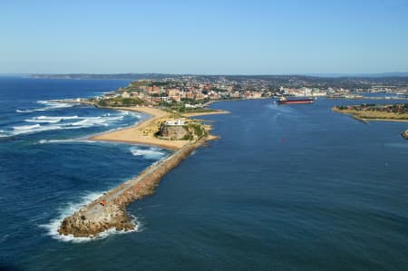 Aerial Image of HUNTER RIVER ENTRANCE IN NEWCASTLE