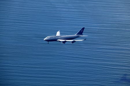 Aerial Image of UNITED AIRLINES ON APPROACH