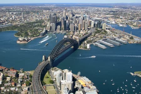 Aerial Image of MILSONS POINT TO THE CITY